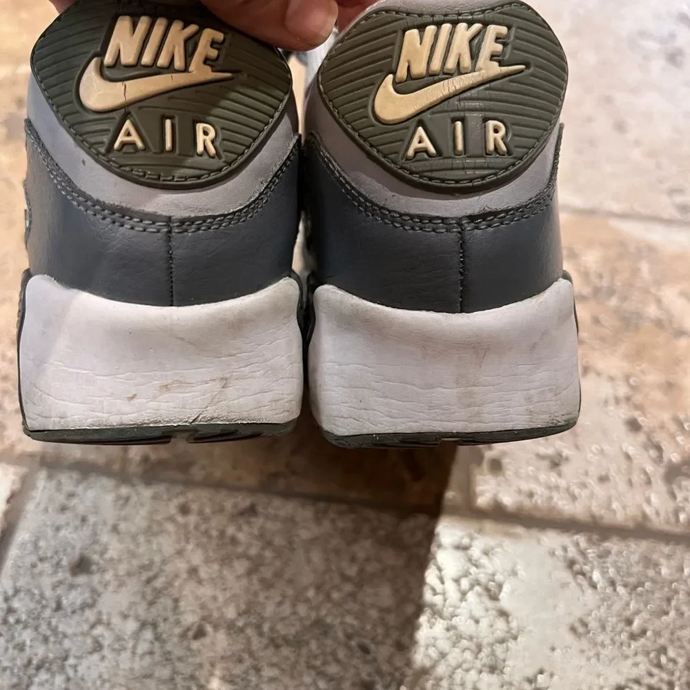 Nike Air Max Kid's Gray and White Sneakers sie 6.5Y